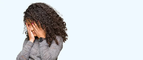 Giovane Bella Donna Con Capelli Ricci Indossa Maglione Grigio Con — Foto Stock