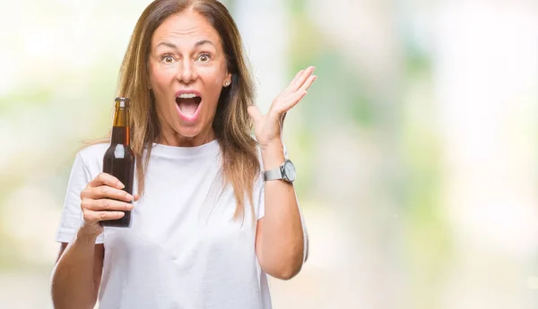 笑顔で叫び 手を上げた勝利を祝って分離背景非常に幸せと興奮 受賞式でビールを飲む中年ヒスパニック系女性 — ストック写真