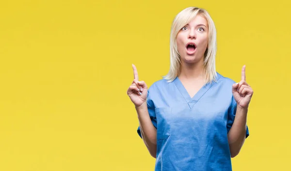 Junge Schöne Blonde Krankenschwester Arzt Frau Über Isolierten Hintergrund Erstaunt — Stockfoto