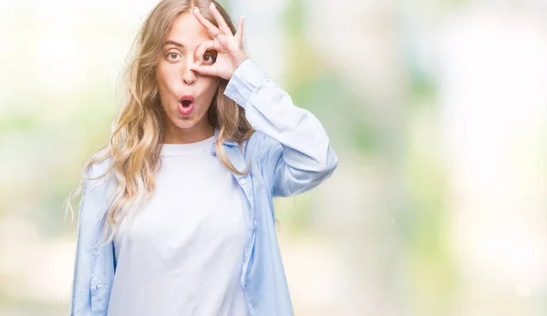 Bella Giovane Donna Bionda Sfondo Isolato Facendo Gesto Scioccato Con — Foto Stock