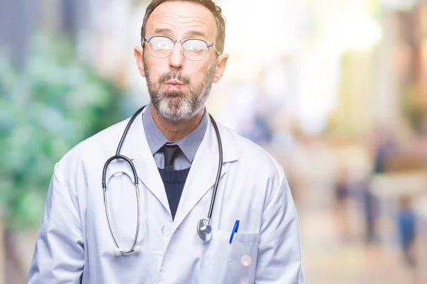 Homem Médico Meia Idade Hoary Sênior Vestindo Uniforme Médico Isolado — Fotografia de Stock