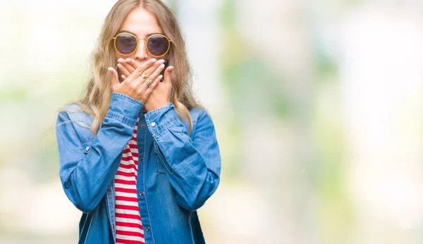 Schöne Junge Blonde Frau Mit Sonnenbrille Über Isoliertem Hintergrund Schockiert — Stockfoto