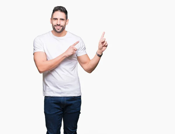 Hombre Joven Con Camiseta Blanca Casual Sobre Fondo Aislado Sonriendo —  Fotos de Stock