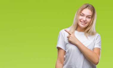 İzole arka neşeli bir gülümseme ile el ve parmak kadar kameraya bakarak yüzündeki mutlu ve doğal ifade ile yan ile işaret yüz genç beyaz kadın.