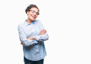 Genç saç Afro-Amerikan iş kız mutlu yüz ile gülümseyerek kameraya seyir silah geçti izole arka plan üzerinde gözlük takan örgülü. Olumlu bir kişi.