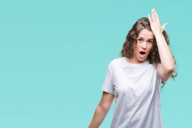 Güzel esmer kıvırcık saçlı Genç kız izole arka kafasına hata için el ile sürpriz üzerinde rahat t-shirt giyen hata hatırlıyorum. Unuttum, kötü bellek kavramı.