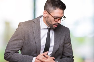 Genç yakışıklı iş adam izole mide üzerinde el ile arka plan çünkü hazımsızlık, ağrılı hastalık hasta hissediyor. Ağrısı kavramı.