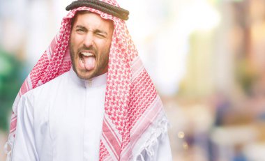 Yakışıklı delikanlı keffiyeh dilini izole arka plan üzerinde giyen out komik ifade ile mutlu. Duygu kavramı.