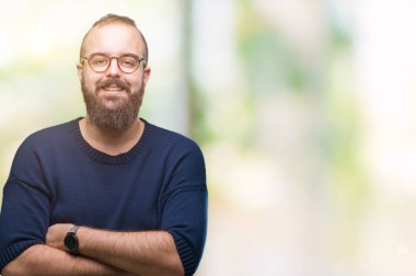 İzole arka plan mutlu yüz ile gülümseyen üzerinde güneş gözlüğü takmış Genç beyaz hipster adam kameraya seyir silah geçti. Olumlu bir kişi.