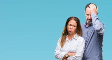 Orta yaş İspanyol iş çift çünkü umutsuz ve stresli baş ağrısı acı izole arka plan üzerinde ağrı ve migren. Ellerini kafasına.