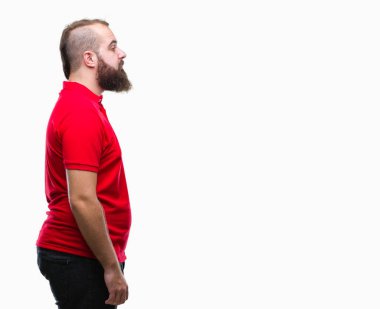 İzole arka tarafına, seyir üzerinde kırmızı gömlek giyen genç beyaz hipster adam sakin ol kendine güvenen gülümseme ile doğal yüz pozuyla profili.