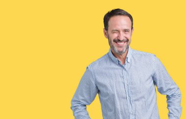 Yakışıklı orta yaş zarif komuta sizde seksi bir ifadeyle, neşeli ve mutlu yüzünü kameraya bakarak göz kırpıyor izole arka plan üzerinde.