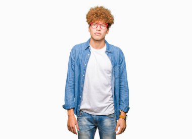 Yakışıklı genç afro saçlı gözlüklü ciddi ifade ile yüzünde. Basit ve doğal kameraya bakıyor.