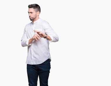 Genç iş adamı izole arka plan üzerinde tiksinti ifadesi, memnun ve korkulu tiksinti yüz yapıyorsun çünkü nefret tepki. Elleriyle kaldırdı. Sinir bozucu kavramı.