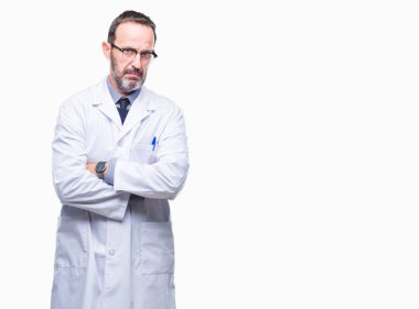 İzole arka plan şüpheci ve sinir, onaylamayan ifade yüz çapraz kolları üzerinde beyaz önlük giyen orta yaş üst düzey ağarmış profesyonel adam. Negatif kişi.