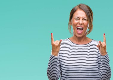 Orta yaş üst düzey İspanyol kadın deli ifade rock simge elle yapıyor ile bağırarak izole arka plan yüzünden. Müzik yıldızı. Ağır kavramı.