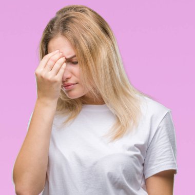 İzole arka burun ve göz yorgunluğu ve baş ağrısı duygu sürtünme yorgun genç beyaz kadın. Stres ve hayal kırıklığı kavramı.