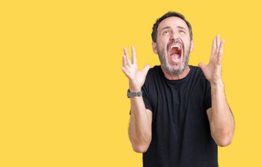 İzole arka plan çılgın ve kızgın bağırarak ve agresif ifade ve silah kaldırdı bağırmaya yakışıklı orta yaş ağarmış komuta sizde. Hayal kırıklığı kavramı.