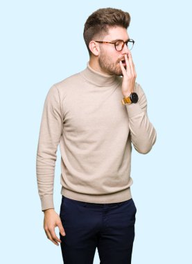 Genç yakışıklı iş adam gözlük esneme sıkılmış kapsayan ağız el ile yorgun. Restless ve uyku hali.