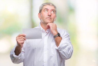 Yakışıklı komuta sizde holding boş kartı izole arka plan ciddi bir yüz düşünme hakkında soru, çok karışık bir fikir üzerinde