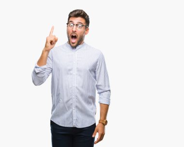 Yakışıklı delikanlı ile başarılı fikir parmağı yukarıyı izole arka plan üzerinde. Çıktıktan ve mutlu. Bir numara.