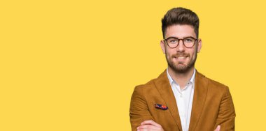 Genç yakışıklı iş adamı ile gülümseyen bardakları mutlu yüz giyen silah kameraya bakarak geçti. Olumlu bir kişi.