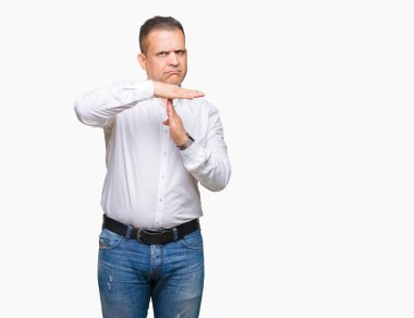 Orta yaş Arap zarif adam izole arka plan yapıyor zaman aşımı jest elle, sinirli ve ciddi bir yüz