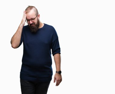 Genç beyaz hipster adam bitti çünkü arka plan baş baş ağrısı için el ile izole giyen güneş gözlüğü stres. Migren muzdarip.