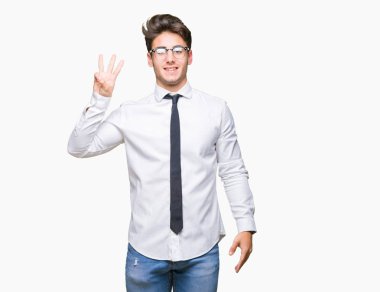 Gösterilen arka plan üzerinde gözlük takan genç iş adamı izole ve parmakları ile işaret üçüncü gülümseyen ise kendinden emin ve mutlu.