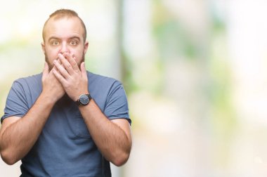 İzole arka plan ağız hata için elleriyle kapsayan şok Genç beyaz hipster adam. Gizli kavramı.