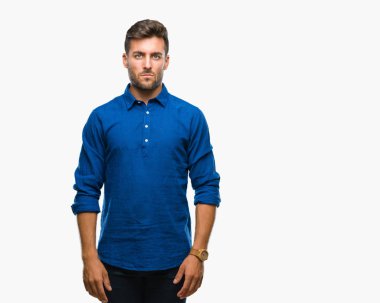 Yakışıklı delikanlı yüzünde ciddi bir ifade ile izole arka plan üzerinde. Basit ve doğal kameraya bakıyor.