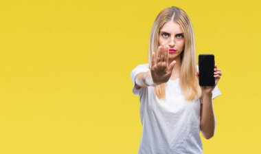 Genç güzel sarışın kadın Smartphone açık eliyle dur işareti ile ciddi ve kendine güvenen ifade, savunma jest yapıyor izole arka plan üzerinde gösterilen