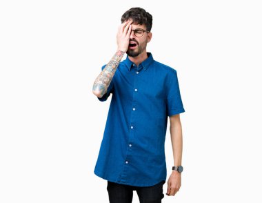 Yarım yüz, göz ve ağız el ile kapsayan yorgun esneme izole arka plan üzerinde gözlük takan yakışıklı delikanlı. Acı yüzü acıyor.