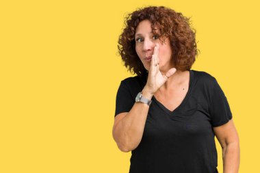 Kötü amaçlı konuşma konuşma fısıldayan gizli söylenti söylüyor dudaklarından el güzel orta ager üst düzey kadın izole arka plan üzerinde