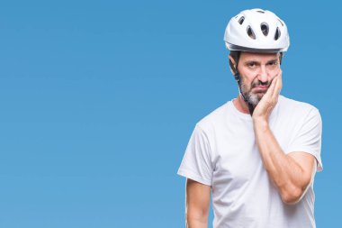 Bisiklet Emanet helment izole arka plan düşünme seyir yorgun ve bıkkın ile depresyon sorun Çapraz kollar ile giyen orta yaş üst düzey ağarmış bisikletçi adam.