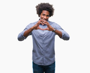 Kalp simgesi ve elleriyle şekil gösterilen aşık gülümseyen izole arka plan üzerinde Afro Amerikalı adam. Romantik kavramı.