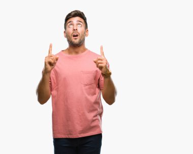 Yakışıklı delikanlı izole arka plan üzerinden hayran ve yukarıya bakıp parmakları ile işaret şaşırttı ve silah kaldırdı.