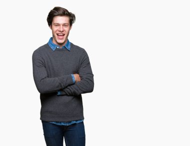 Genç yakışıklı zarif adam kameraya bakarak çapraz silah ile gülümseyen izole arka plan gülen surat. Olumlu bir kişi.