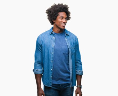 Uzak tarafına yüzünde, doğal ifade gülümseme ile seyir izole arka plan üzerinde Afro Amerikalı adam. Kendine güvenen gülüyor.