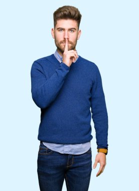 Genç yakışıklı bussines adam dudaklarında parmak ile sessiz olmanı. Sessizlik ve gizli kavramı.