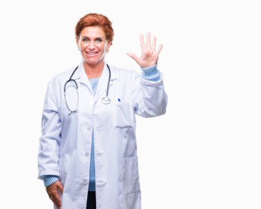 Gösterilen ve parmakları ile işaret izole arka plan üzerinde tıbbi üniforma giyen üst düzey beyaz doktor kadın kendinden emin ve mutlu gülümseyerek süre beş numara.