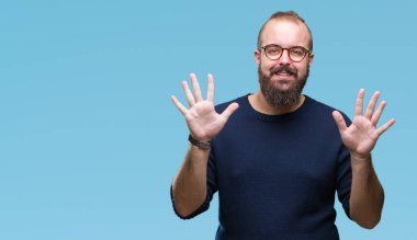 Gösterilen arka plan üzerinde güneş gözlüğü takmış Genç beyaz hipster adam izole ve parmakları ile işaret kendinden emin ve mutlu gülümseyerek süre on numara.