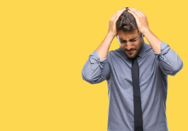 Genç yakışıklı iş adamı çünkü umutsuz ve stresli baş ağrısı acı izole arka plan üzerinde ağrı ve migren. Ellerini kafasına.