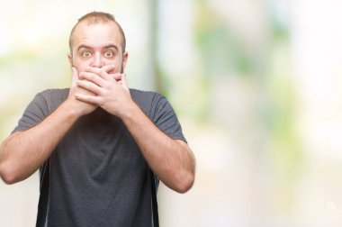 İzole arka plan ağız hata için elleriyle kapsayan şok Genç beyaz hipster adam. Gizli kavramı.