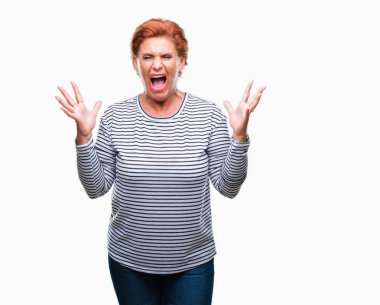 Atrractive üst düzey beyaz Kızıl saçlı kadın yüzünden arka plan deli kutluyor izole ve crazy arms ile başarı için kaldırdı ve heyecanlı çığlık gözler kapalı. Kazanan kavramı