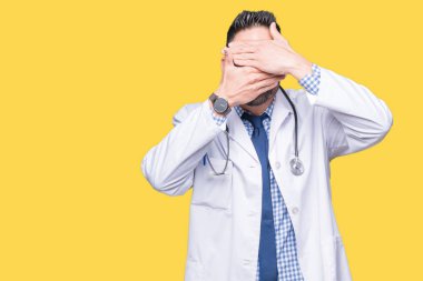 Yakışıklı genç doktor adam izole arka plan kaplaması gözler ve ağız el ile şaşırttı ve şok. Duygu gizleme