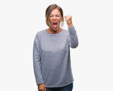 Orta yaş üst düzey İspanyol kadın izole arka plan öfkeli ve sinirli sinirli ve öfke ile bağırarak süre öfkeli yumruk yükselterek yüzünden. Öfke ve agresif kavramı.