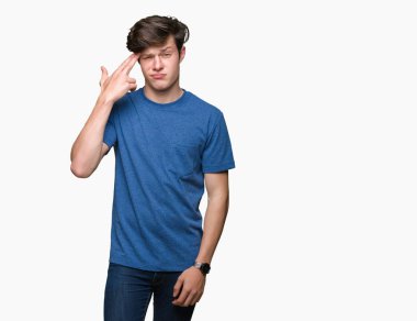 Mavi t-shirt üzerinde izole giyen genç yakışıklı adam arka plan çekim ve öldürmek kendini el ve parmaklara baş, intihar jest işaret.