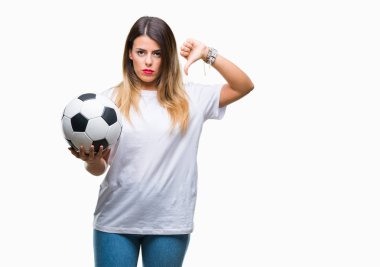 Kızgın yüz, eksi işareti aşağı antipati başparmak ile gösterilen, ret kavramı ile izole arka plan üzerinde futbol topu tutan genç güzel kadın