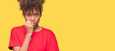 Güzel genç Afro-Amerikan kadın yüzünden stresli ve gergin ile izole arka plan tırnak ısırma dudaklarından eller. Anksiyete sorunu.